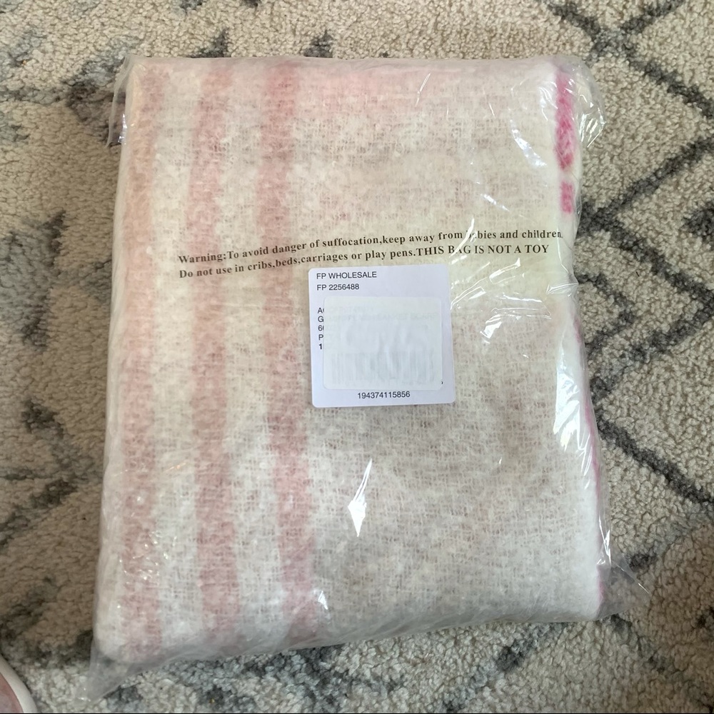 NWT Free People Gemini Blanket Plaid Winter Scarf in Petal - Picture 4 of 5